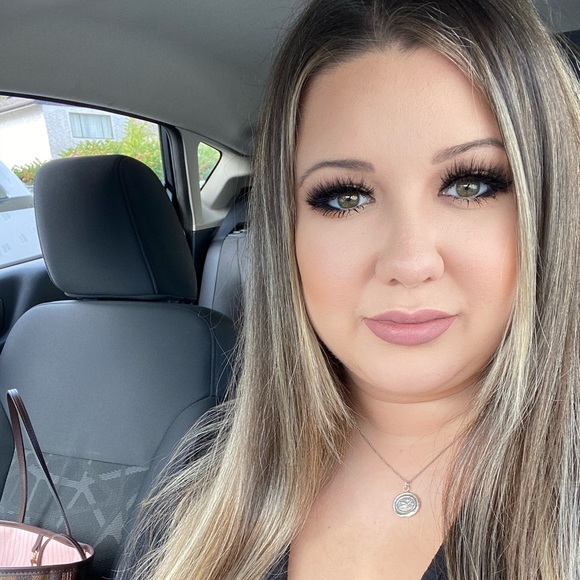 Meet your Posher, Becca - Picture 1 of 1